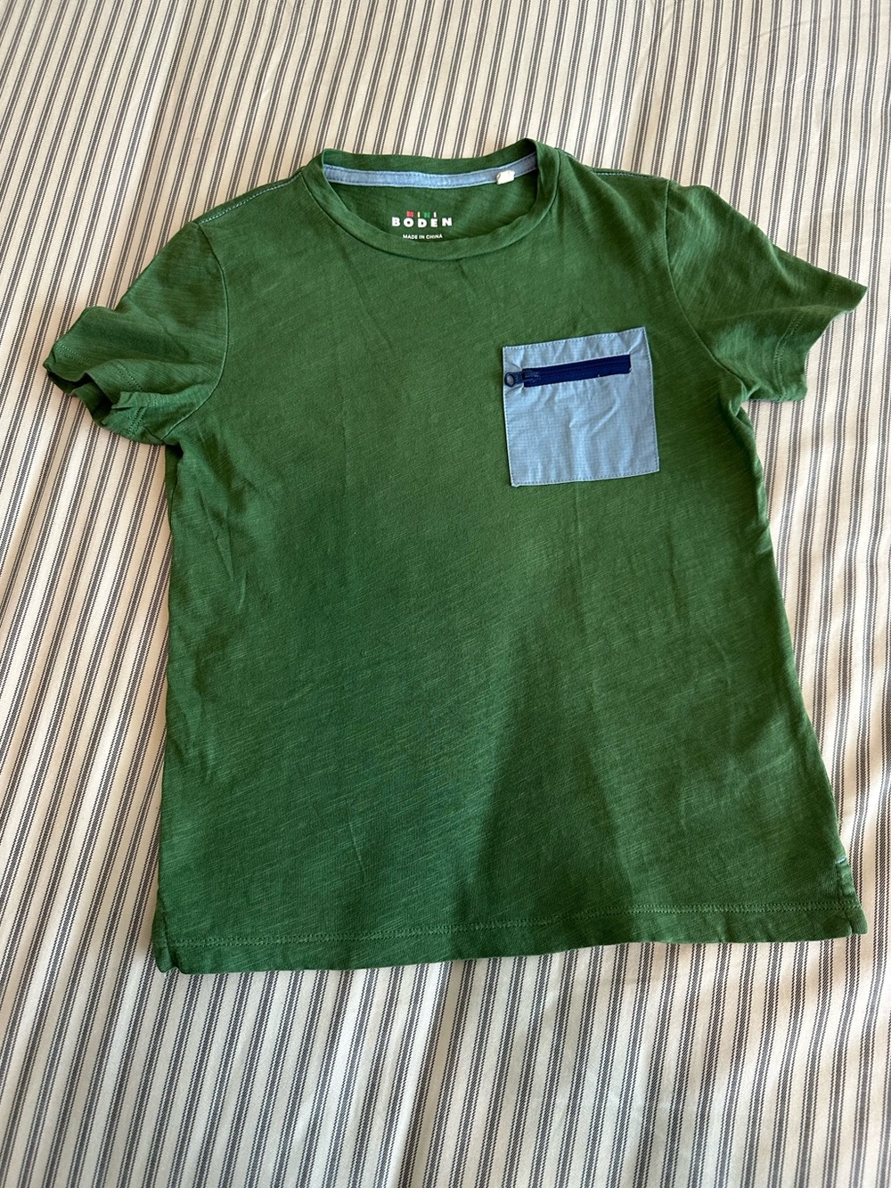 Mini Boden 5-6yr Green Short-Sleeve Tee with Light Blue Pocket